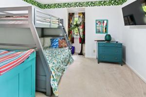 ein Schlafzimmer mit einem Etagenbett und einer blauen Kommode in der Unterkunft Pet-Friendly Ocean Pines Cottage Family-Friendly Retreat with Amenities in Berlin + 24 Fotos