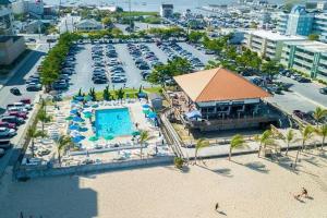 eine Luftaufnahme eines Pools in einem Resort in der Unterkunft Pet-Friendly Ocean Pines Cottage Family-Friendly Retreat with Amenities in Berlin