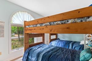 Katil atau katil-katil dalam bilik di Spacious Ocean Pines Home Perfect for Family Gatherings +28 gambar