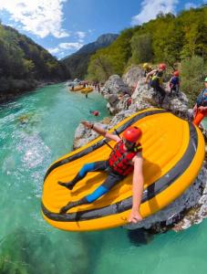 un homme se déplaçant dans un radeau sur une rivière dans l'établissement Mountain Lodge with View near Durmitor National Park, à Tepačko Polje