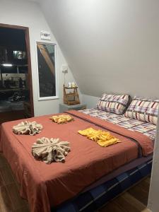 Un dormitorio con una cama con toallas. en Thanya local campsite Thailand, en Ban Thai Thai