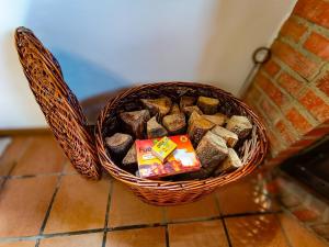 a basket filled with rocks on top of a floor at Casita Aetheria in Cereceda +30 photos