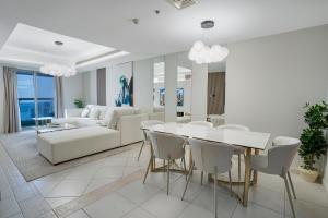 un salon avec un canapé blanc et une table dans l'établissement 49 - Dubai Marina Sea View - High Floor Apartment - Princess Tower, à Dubaï 36 autres photos