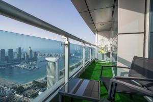 Cet appartement dispose d'un balcon offrant une vue sur la ville. dans l'établissement 49 - Dubai Marina Sea View - High Floor Apartment - Princess Tower, à Dubaï