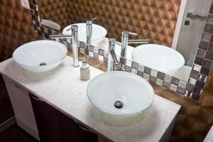 A bathroom at Brilliant Camere