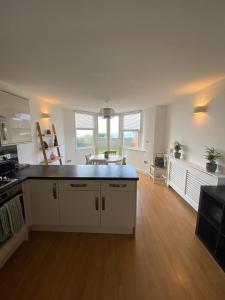 eine Küche mit einer Arbeitsplatte in einem Raum in der Unterkunft Horizon Vista in Ilfracombe