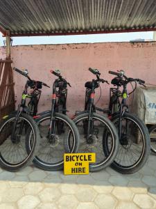 um grupo de bicicletas estacionadas ao lado de uma parede em Hotel Tree Tops em Sauraha