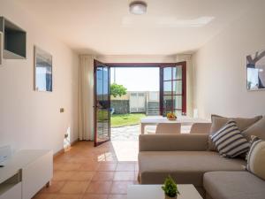 ein Wohnzimmer mit Sofa und Tisch in der Unterkunft Ciaboga Front Line By CanariasGetaway in San Agustín