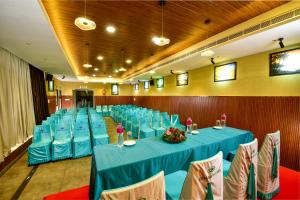 Sala bankietowa z niebieskimi stołami i krzesłami z niebieską tkaniną w obiekcie Krishnatheeram Ayur Holy Beach Resorts w mieście Varkala +46 zdjęć