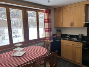 Kuchyň nebo kuchyňský kout v ubytování Chalet Bärli