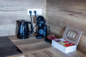 eine Kaffeemaschine und einen Wasserkocher auf der Theke mit einer Box in der Unterkunft Apartmán LEON - FREE GARAGE PARKING in Bratislava