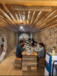 eine Gruppe von Menschen, die an einem Tisch in einem Restaurant sitzen in der Unterkunft ELVEN VILLAS of the The Shire in Sagada