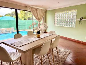 Billede fra billedgalleriet på Cozy Home with Pool, Braai & Top Security i Kempton Park