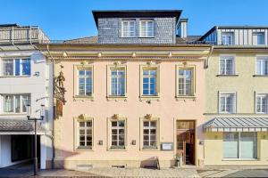 un gran edificio con ventanas y techo en Hotel & Restaurant zum Ritter, en Attendorn