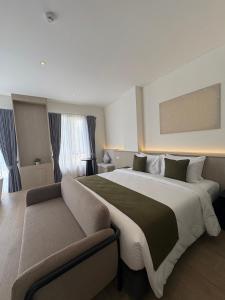 Postel nebo postele na pokoji v ubytování Hotel Whitt Hua Hin