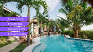 ein Pool in einem Resort mit den Namen der Resorts in der Unterkunft Clandestino Hostel Canggu in Canggu