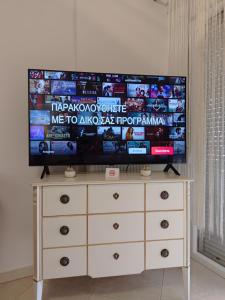 TV a/nebo společenská místnost v ubytování Jordan Downtown Apartment & parking