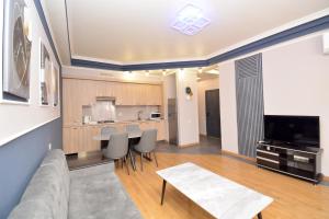 Η κουζίνα ή μικρή κουζίνα στο apartment in new building Aram str