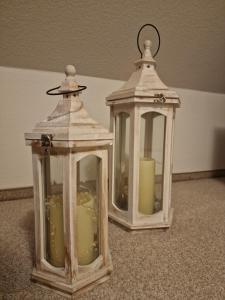 a couple of lanterns sitting on the floor at Gasthaus Fontane GmbH in Wildau