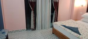 SonādaにあるAnugrah Homestayのベッドルーム1室(ベッド1台、一部のカーテン付)