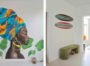 Una habitación con una pintura de una mujer y planetas. en Second Paradise for 2 adults and 2 children, en Zandvoort