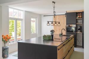 Una cocina con una gran isla en el medio. en Second Paradise for 2 adults and 2 children, en Zandvoort