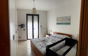 una camera da letto con un letto grande in una stanza di Essence Appartament a Polignano a Mare
