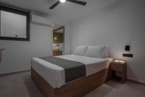 een slaapkamer met een groot bed met een raam bij Blue Haven Villa in Polykhrono +29 foto's