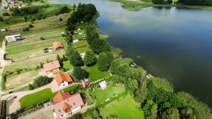 an aerial view of a house next to a lake at Dom wypoczynkowy Sosenka in Orzysz