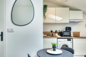 Cuisine ou kitchenette dans l'établissement Le Factory - Studio contemporain - Proche métro B