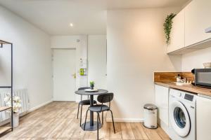 Cuisine ou kitchenette dans l'établissement Le Factory - Studio contemporain - Proche métro B