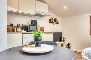 Cuisine ou kitchenette dans l'établissement Le Factory - Studio contemporain - Proche métro B