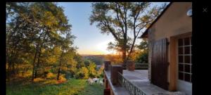 balcone di una casa con vista su una foresta di Cottage Bellevue a Domme Altre 20 foto