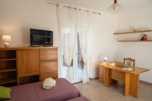 een woonkamer met een bureau en een tafel met een laptop bij Lemon Riviera Casa Vacanze in Massa Lubrense