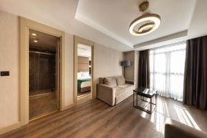 un soggiorno con un divano e una sedia in una stanza di THE NEST HOTEL a Istanbul