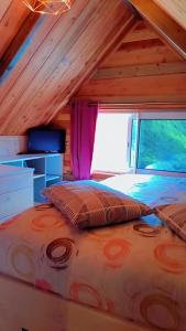 锡拉奥Chalet vue panoramique的小木屋内一间卧室,配有一张大床