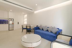 Χώρος καθιστικού στο Seaside Fireworks Apartment Free Gym & Pool