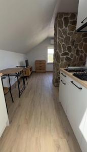 Kuchyň nebo kuchyňský kout v ubytování Przytulne mieszkanie w sercu Beskidu Niskiego