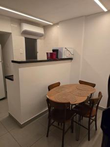 a table and chairs in a room with a counter at 100m da praia de Copacabana in Rio de Janeiro