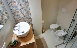 Koupelna v ubytování La Kascina Suite & Rooms