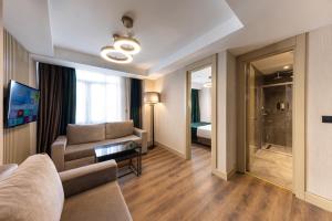 un soggiorno con un divano e un tavolo di THE NEST HOTEL a Istanbul