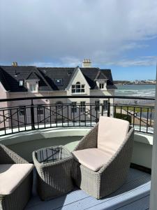 un balcon avec deux chaises et une vue sur l'océan dans l'établissement Portrush West Strand, Seaviews, 2 balconies sleeps 6, à Portrush