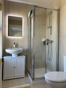 une salle de bain avec douche et lavabo dans l'établissement Portrush West Strand, Seaviews, 2 balconies sleeps 6, à Portrush