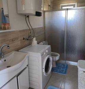 Bilik mandi di Soem Elaia House