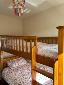 - une chambre avec deux lits superposés et un plafond dans l'établissement Portrush West Strand, Seaviews, 2 balconies sleeps 6, à Portrush 12 autres photos