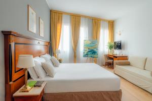Postel nebo postele na pokoji v ubytování All’Angelo Art Hotel + 37 fotografií