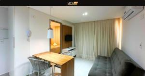 un soggiorno con un divano e un tavolo di Let's AX Fortune a Tambaú