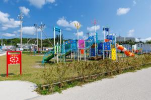 - une aire de jeux dans un parc avec toboggan dans l'établissement Walking distance to the beach & full of gourmet spots! Up to 8 people, free parking for 2 cars コーディアルステイA2, à Onna