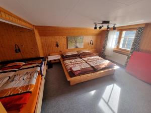 a bedroom with two twin beds and a window at Ferienwohnung Toggilodge in Unterwasser