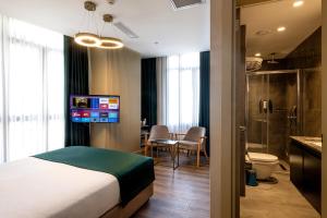 una camera d'albergo con letto e bagno di THE NEST HOTEL a Istanbul